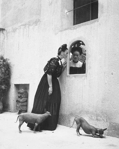 Frida Kahlo com cachorros