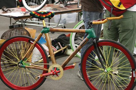 Bicicleta de bambu feita em Gana