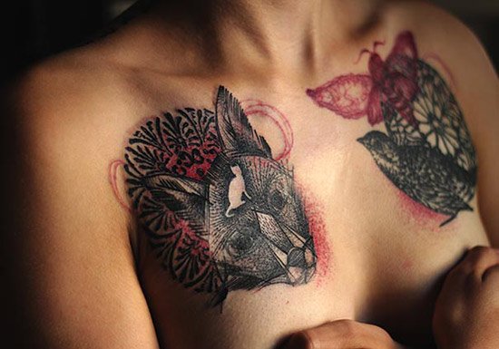 Tatuagem cobrindo cicatriz no peito