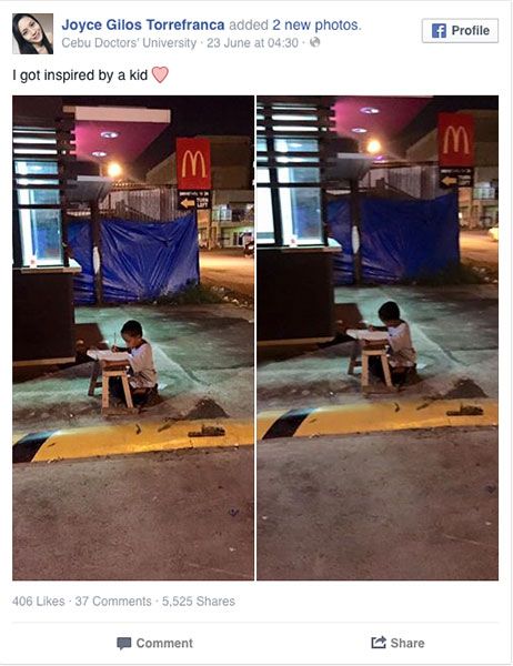 Menino filipino estuda na rua