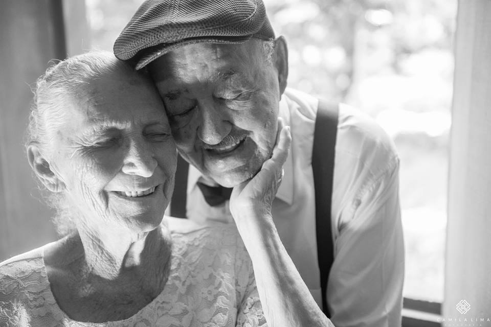 Ensaio fotográfico registra o amor de casal que comemora 69 anos de união.