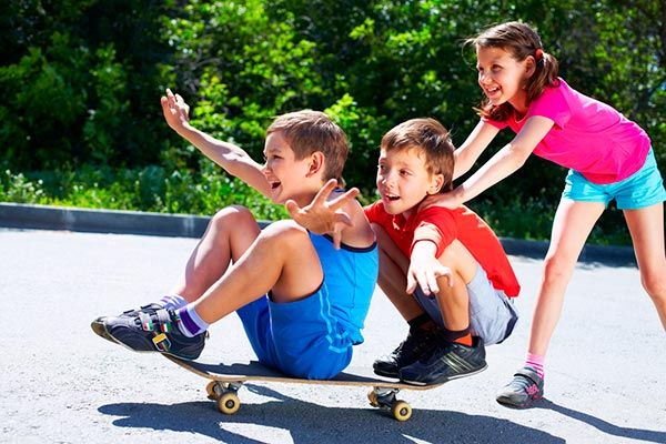 criancas brincando skate