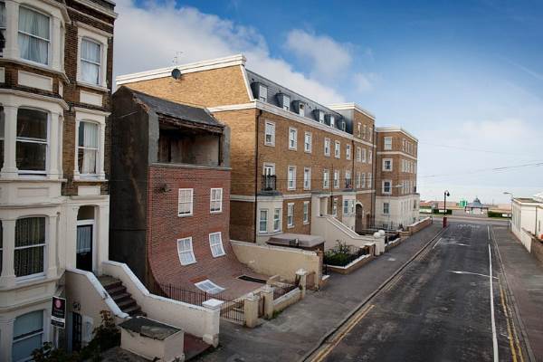 alex chinneck 3