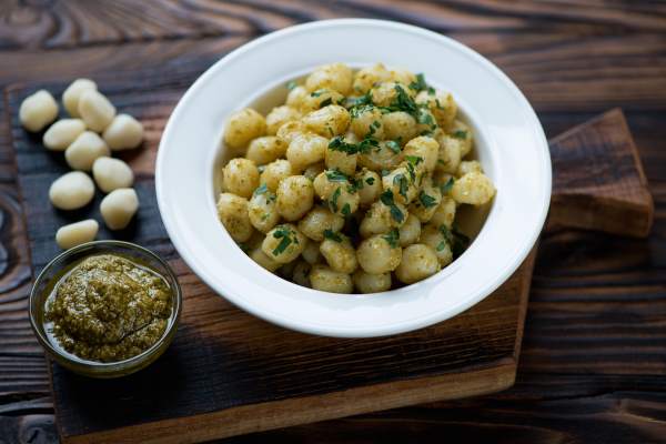 nhoque de batata doce com pesto de rúcula