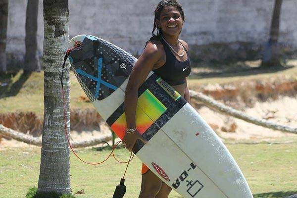 surfista atingida por raio