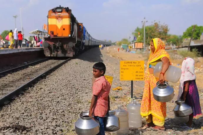 criança agua india 2