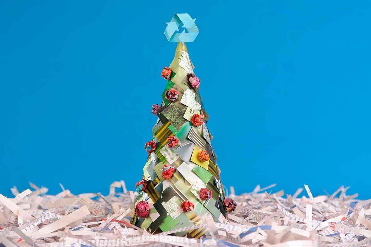 árvore de Natal com materiais reutilizados