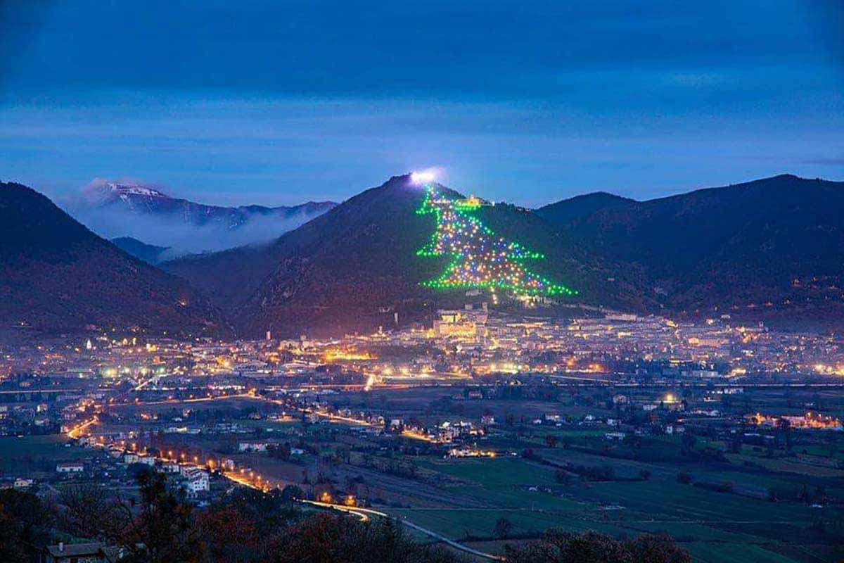 A maior árvore de Natal do mundo fica na Itália. Veja que maravilha! - greenMe A maior árvore de Natal do mundo fica na Itália. Veja que maravilha! - greenMe