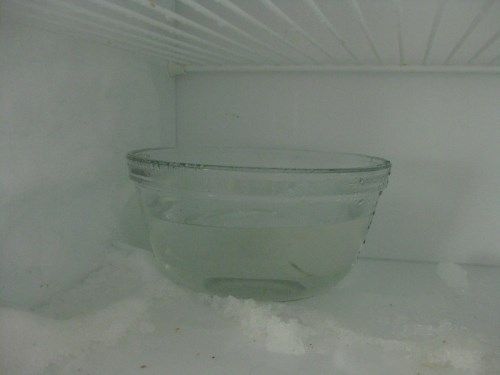 Um pote de vidro com água quente no freezer acelera o processo de degelo