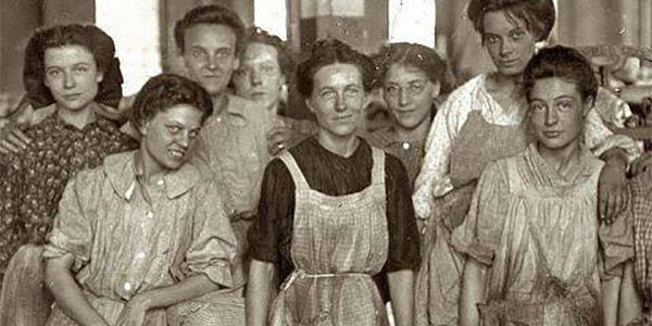 mulheres que trabalhavam nas fábricas no inciso do séc XX