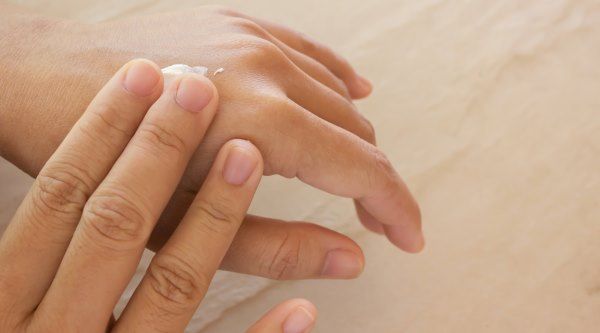 passar creme nas mãos