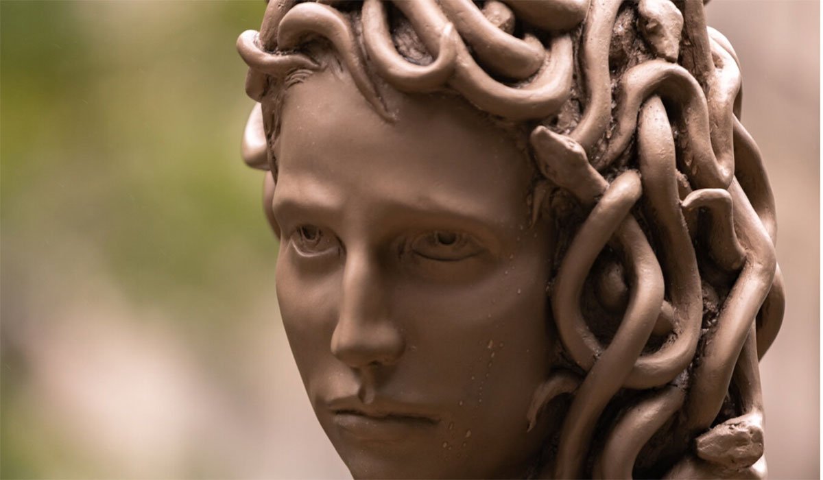 Estátua da Medusa reina em frente ao tribunal criminal de Nova York greenMe