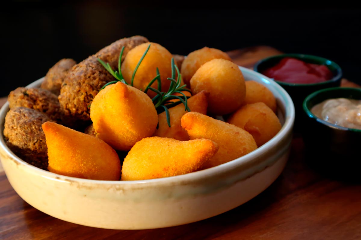 Salgadinhos tradicionais veganos: esfiha, quibe, coxinha, risoles e