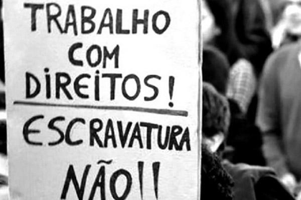 Cartaz escrito: "trabalho com direitos! escravatura não!!"