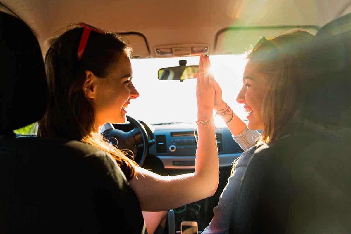 Duas mulheres se cumprimentam empoderadas