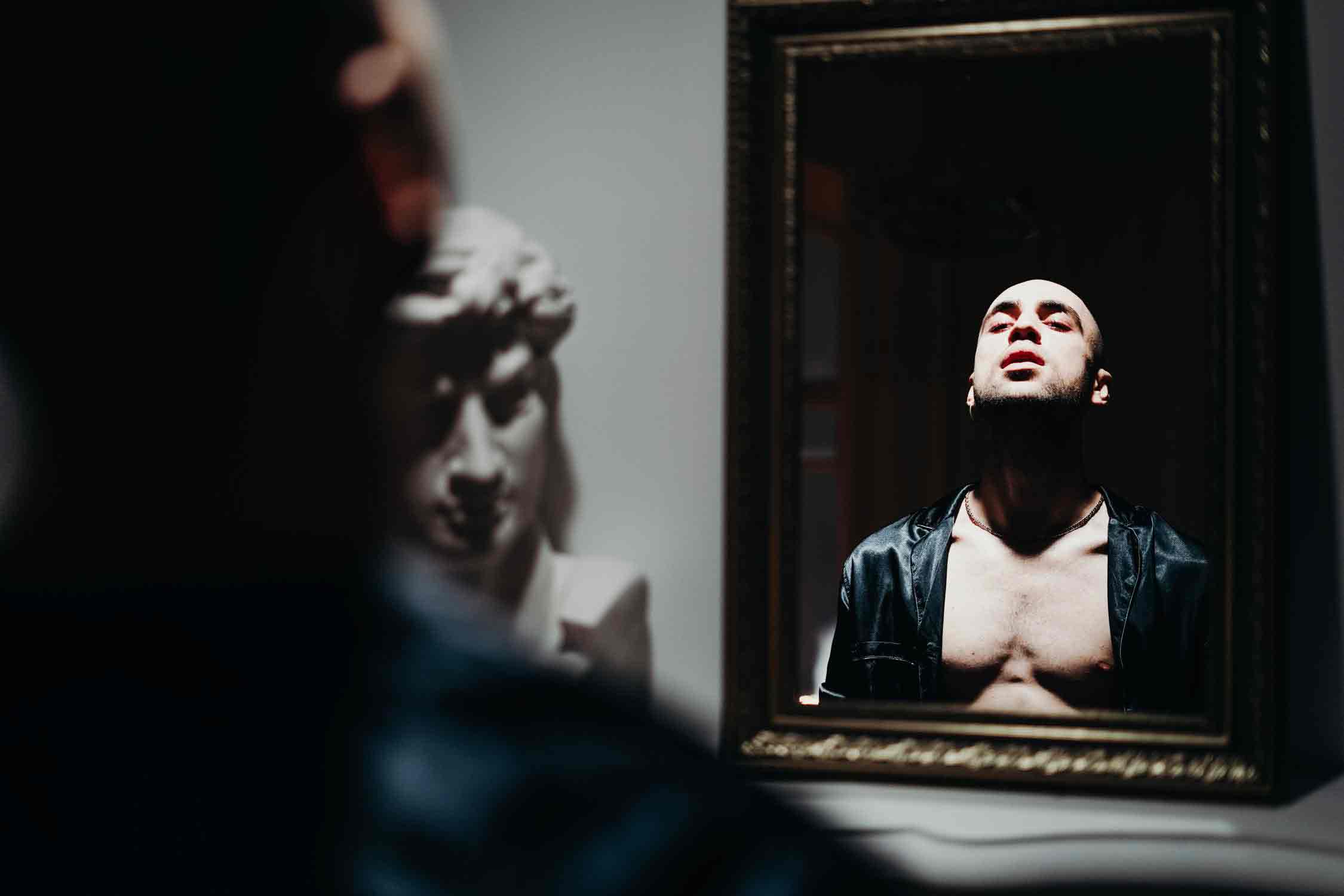 Orgulho. Pessoa orgulhosa de si, olhando-se no espelho Foto ©cottonbro/Pexels