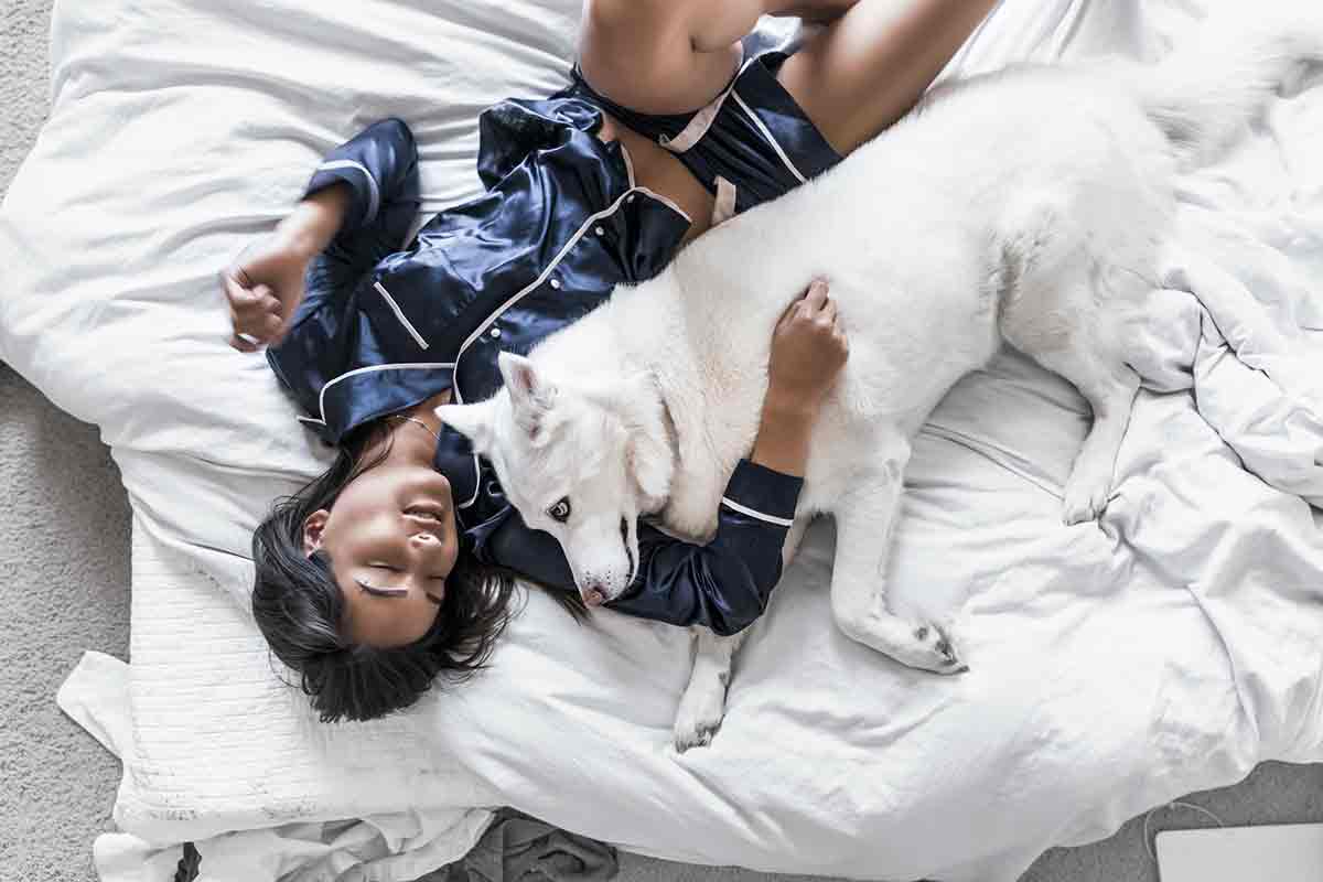 Mulher dorme melhor com cachorro do que com homem