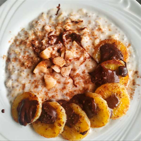 Porridge com canela, banana caramelizada e castanhas