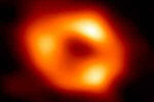 A primeira foto de material superaquecido em torno do buraco negro supermassivo na Via Láctea, Sagitário A*.