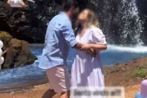 Casal tinge cachoeira de azul para anunciar sexo de bebê em MT. — Foto: Reprodução