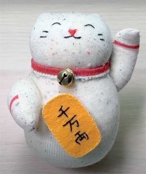 Gato da sorte Maneki Neko feio com meias recicladas