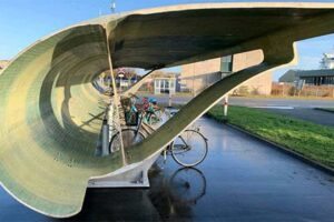 Vista ide da garagem de bicicletas na dinamarca imagem cortesia de chris yeland ©designboom
