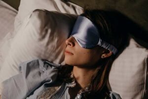 Máscara de dormir em cetim ©Polina Kovaleva/Pexels