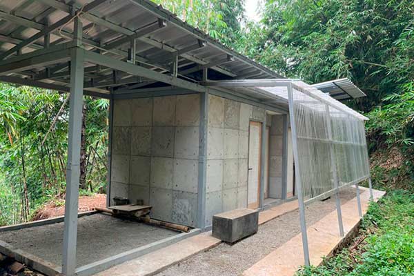 O protótipo da casa na Indonésia, construída com concreto feito pela mistura de cimento, areia, cascalho e fraldas trituradas © Muhammad Arief Irfan