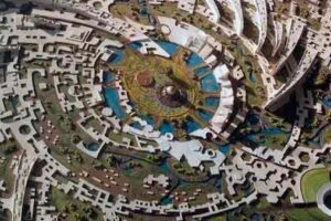 © BBC O arquiteto francês Roger Anger projetou Auroville no formato de uma galáxia, com "linhas de força" irradiando do ponto central onde está localizado o Matrimandir, também conhecido como o Templo da Mãe Divina.
