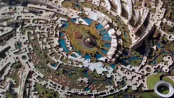 © BBC O arquiteto francês Roger Anger projetou Auroville no formato de uma galáxia, com "linhas de força" irradiando do ponto central onde está localizado o Matrimandir, também conhecido como o Templo da Mãe Divina.