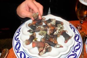 Percebes ou dedos de Lúcifer iguaria no prato ©Wikipedia