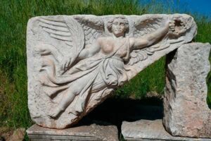 Deusa Nike nas ruínas da antiga Éfeso segurando um Ramo de Palmeira
