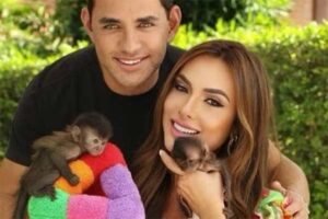 Nicole Bahls, o namorado e os dois macaquinhos— Foto: Reprodução/OGlobo