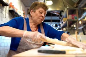 Nonna cozinha massa na Enoteca Maria / Arquivo Pessoal