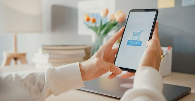Mulher usando celular para fazer compras online, pagar contas com cupons personalizados e tendo a transação concluída com sucesso.